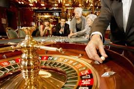 Antarmuka aplikasi mobile ras77 menampilkan meja live dealer blackjack dan roulette dengan streaming HD